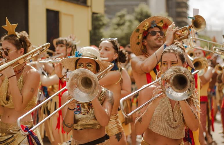 Un montage vidéo de la fête de la musique.